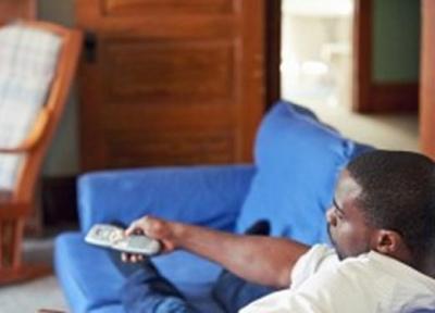 هشدار متخصصان: تماشای تلویزیون از نشستن مداوم خطرناک تر است
