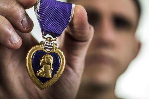 اعطای مدال شجاعت به سربازان آمریکایی که شب حمله موشکی سپاه به پناهگاه رفتند