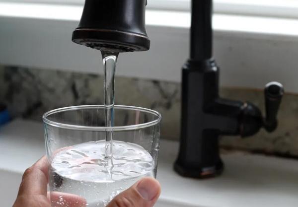 اگر نگران مواد شیمیایی برای همواره در آب آشامیدنی خود هستید، چه کاری باید انجام دهید؟