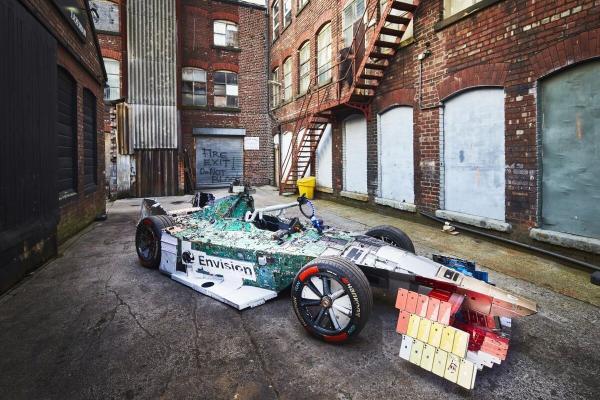 خودرو مسابقه که کاملا از زباله های الکترونیک ساخته شده است! ، حضور جالب آیفون در بدنه!