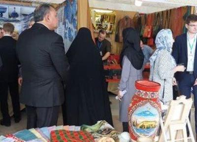 گردشگران خارجی حاضر در رویداد ملی گردشگری مازندران برای بازدید از غرفه ها به صف شدند
